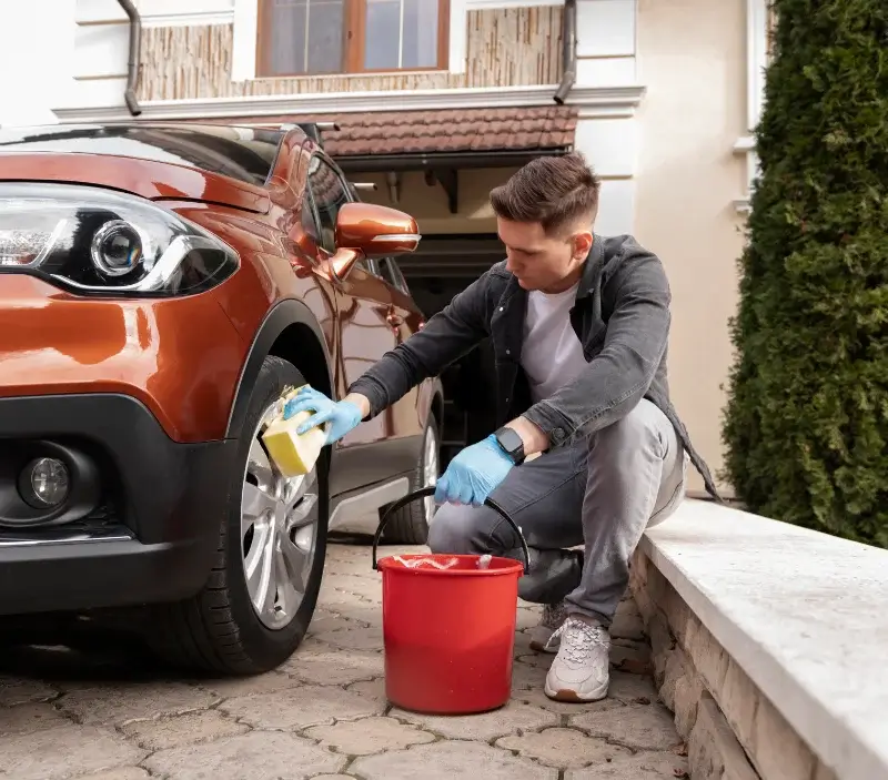 Lavage auto à domicile Nancray-sur-Rimarde : professionnel intervenant sur un véhicule